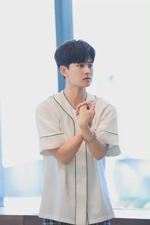 回顾任嘉伦从运动员到明星爆红时公布恋情今一家三口幸福美满