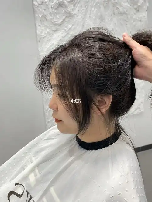 肥的女生真的很适合留这样的发型偏分的斜刘海搭配高马尾扎发清新可人