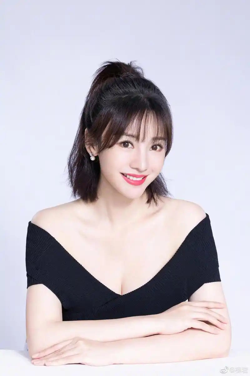 组图:柳岩黑色深v大秀好身材 托腮甜笑元气满满