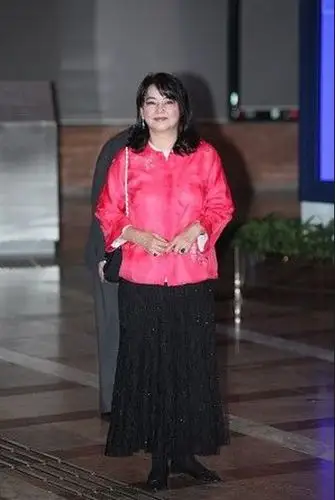 胡慧中即使发了福,穿上红裙帆布鞋,一样优雅有气质