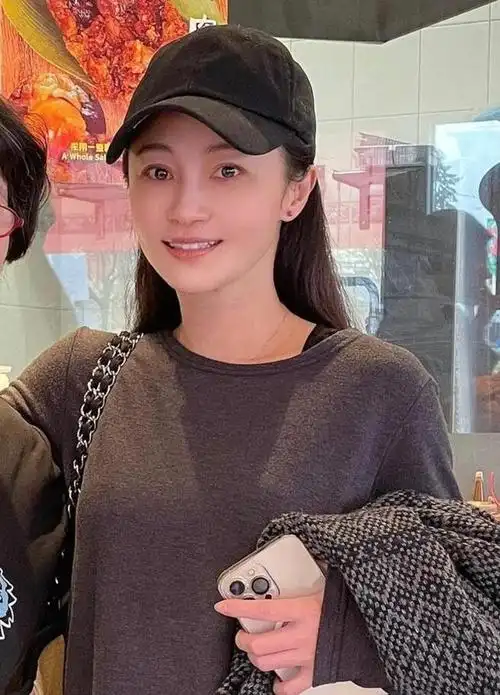 许多网友在看到姚笛的日常生活照后纷纷留言称:"她的皮肤状态简直像是