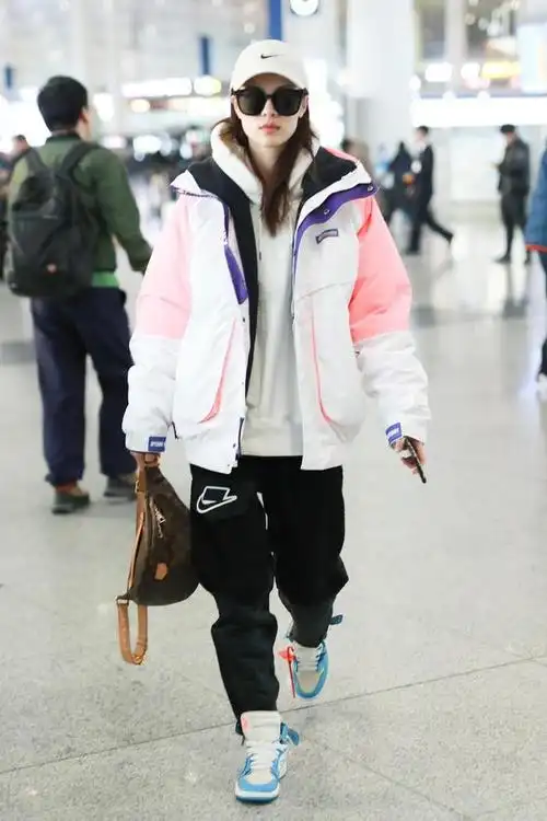 钟楚曦运动装走机场白粉拼色夹克清新减龄气质高冷不失霸气