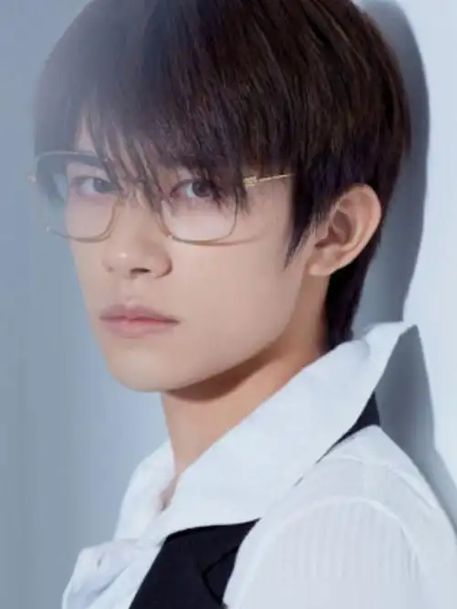 易烊千玺换发型了,三七偏分造型帅气,结果正脸意外撞脸王一博!_网易订