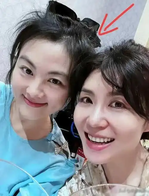 歌手李健老婆正脸首曝光!眉清目秀,素颜温婉超惊艳,夫妻相十足