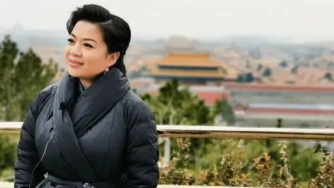 张也下乡唱歌,村民镜头下尽显大妈范,54岁脸饱满紧致身材却变样_那一