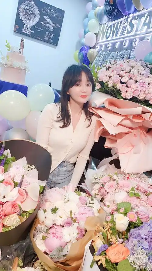 秦岚晒照戴生日帽甜笑气球墙前花式比v俏皮可爱