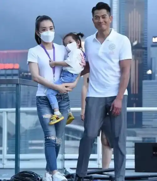 郭富城夫妻逛街被拍方媛穿紧身裤臀部扁平而且身高是真的矮