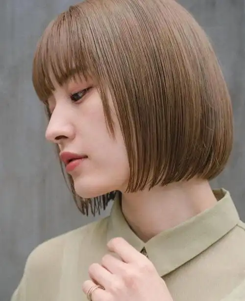 一刀切波波头发型图片女生剪短发的首选发型