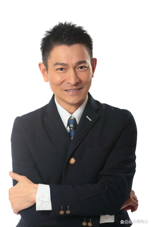 网友在深圳偶遇刘德华正在拍摄新片《东方华尔街》,一头银发,西装革履