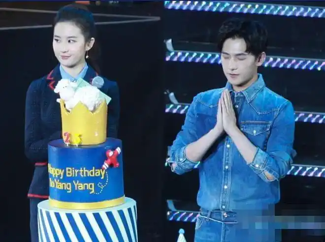 杨洋生日会 刘亦菲甜美送"爱"