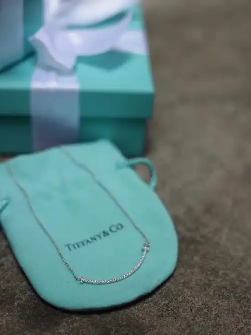 笑脸,所以 这款tiffany t系列项链又有一个昵称叫"蒂芙尼微笑项链"