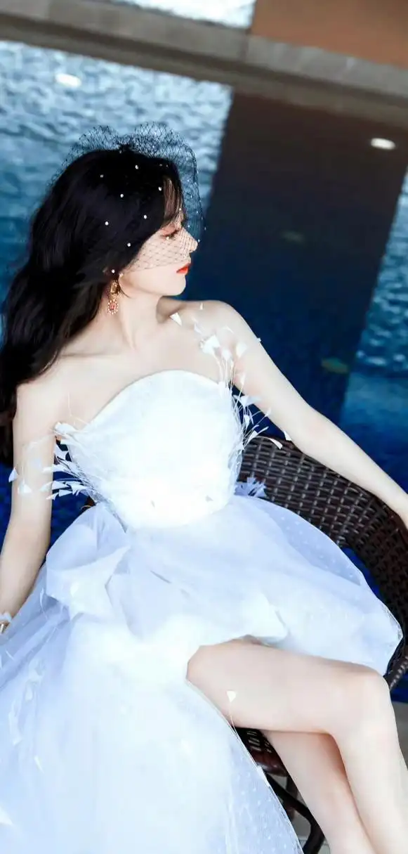 赵丽颖,白色抹胸裙,拖地纱裙摆,显得腿真长!