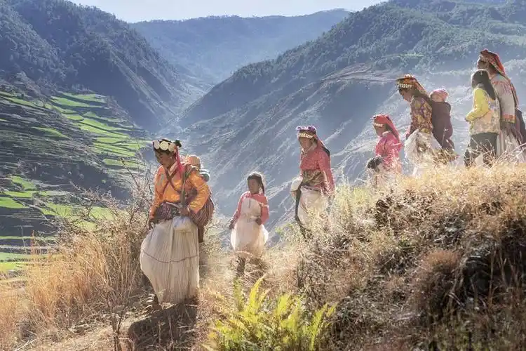 在云南四川两省的丽江,木里,中甸,稻城,宁蒗5个县的交界处,有一个被