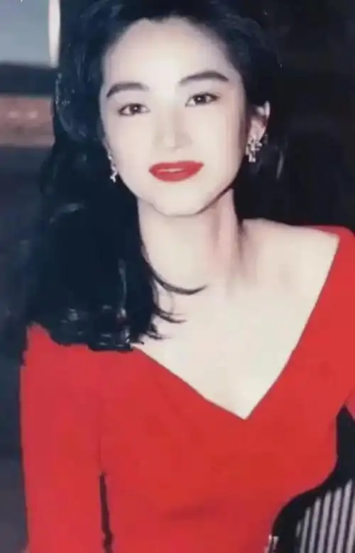 林青霞年轻的时候,沙滩泳装照真的很漂亮,天使的脸,魔鬼的身材_网易