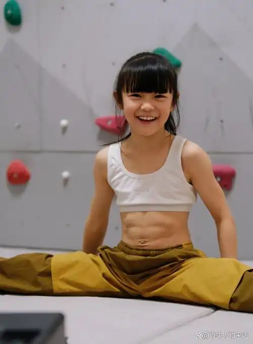 里保姆阿姨给我洗澡时,妈妈突然发现我肚子上面有八块非常明显的腹肌