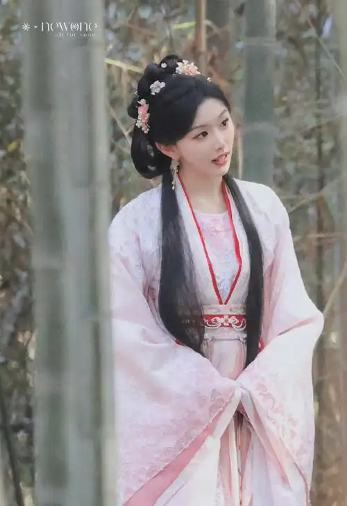 孔雪儿锦月如歌粉裙路透##孔雪儿锦月如歌粉裙饭拍