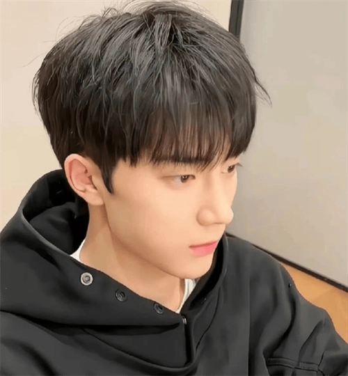 如果非要烫发,不要分成太多缕去烫,拧出纹理就可以.最火的