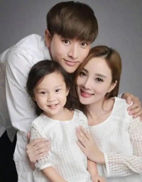 也偶尔会发布和女儿相关的动态,也有网友曾偶遇过贾乃亮和甜馨逛街