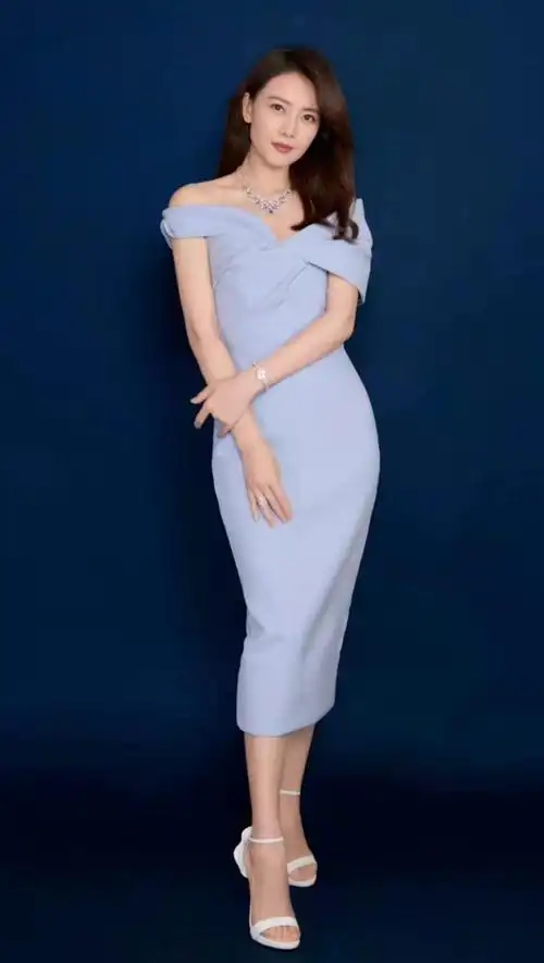 首先在色彩这一块,高圆圆的服装很少去选择太过鲜艳的亮色,即便是蓝色