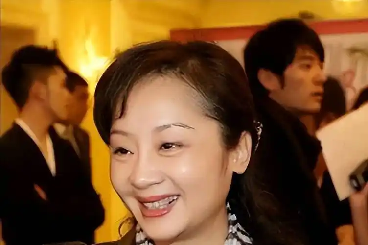 演员唐静与王新军离婚后,独自陪儿子长大,如今生活过得怎么样?
