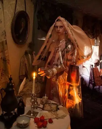 她为同性恋设计哥特式婚纱暗黑血腥又浮夸的宗教献祭风下一个鬼才加利