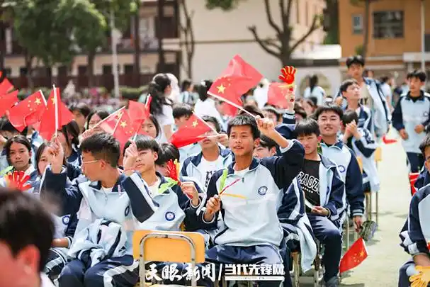 培养"爱科技 研国学"优秀学子:贵定一中举行第五届科技文化艺术暨校园