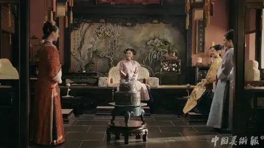 在长春宫外,栾贺鑫查阅了大量紫禁城后宫院落的资料,按剧中调度设定为