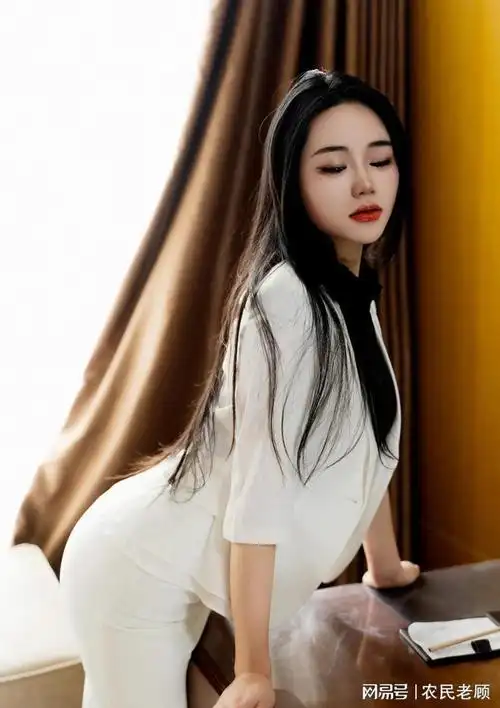 美女教你学穿搭之白色西装套裙柔美的身躯透着成熟和性感