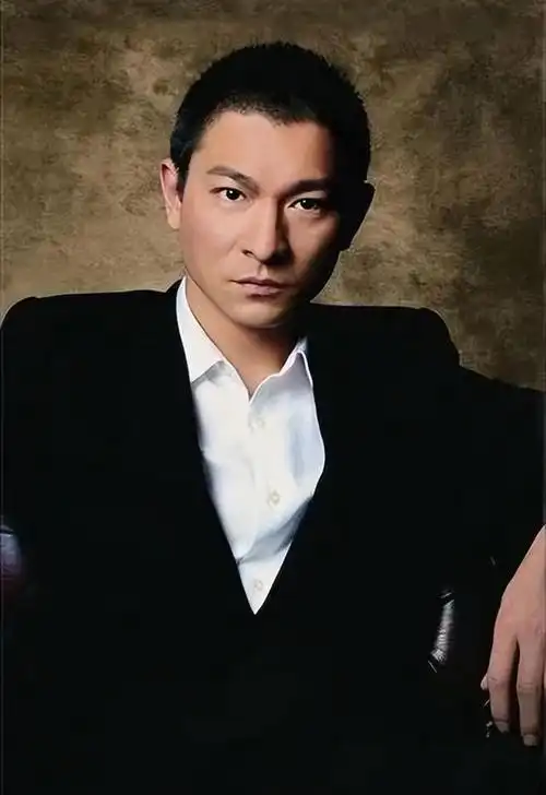 62岁刘德华近照老态龙钟?头发花白啤酒肚显现一脸愁容,网友震撼