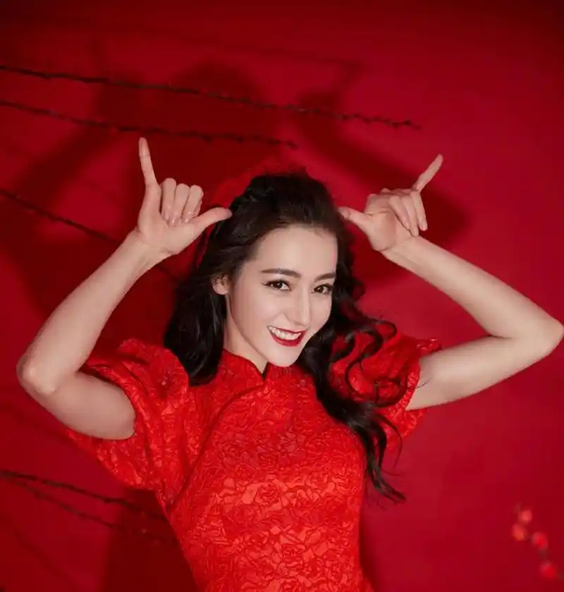 迪丽热巴登春晚造型,扎起红色发带,穿着刺绣红旗袍,俏皮又可爱