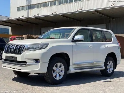 中东版丰田霸道2700既充满了沙漠中的冒险精神与气魄,又涵盖了了来自