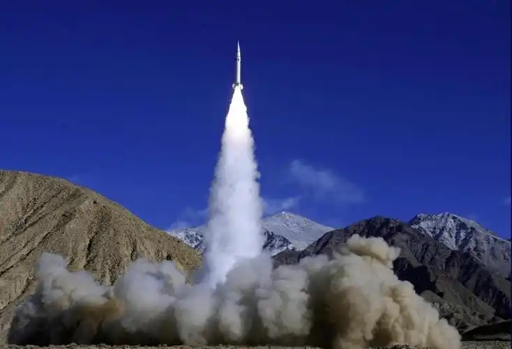 东风导弹从装甲车上发射产生的高温会不会将轮胎融化