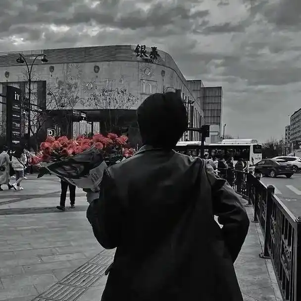 捧花男生头像:捧花见面永远超级浪漫
