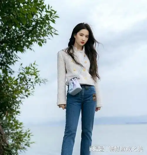 "彩虹线"的紧身牛仔裤搭配迷你外套, 刘亦菲再走摩登路线!