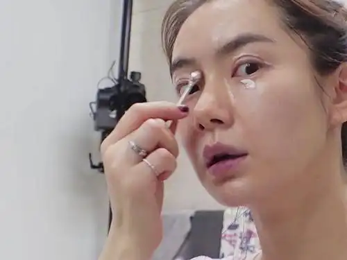 原创戚薇素颜录制节目,看到她妆前妆后的变化后,网友直呼不可思议!