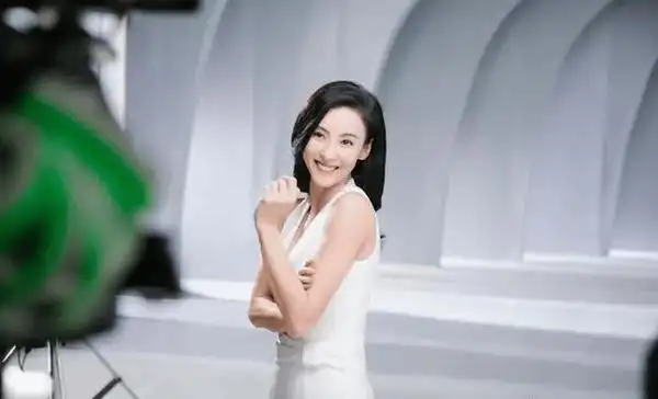 王菲哭得脸色惨白!谢霆锋把三胎儿子生父之谜解开了,张柏芝发长文解释