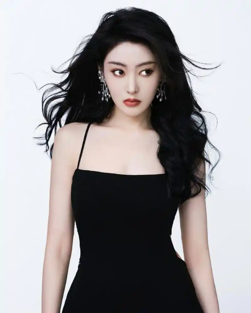 张天爱# 身穿黑色吊带裙,秀丽卷发披肩,明眸皓齿,烈焰红唇,香肩玉背