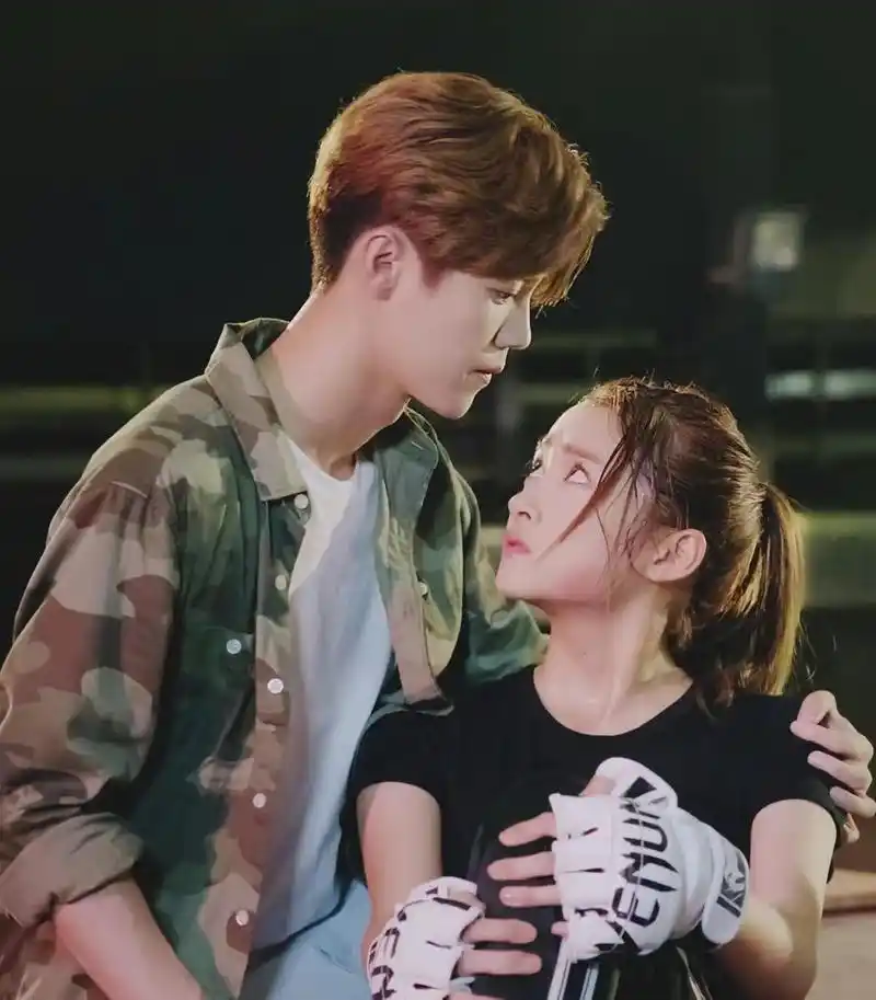 鹿晗关晓彤日本过七夕被偶遇 网友爆料称,在东京涩谷的一家便利店遇见