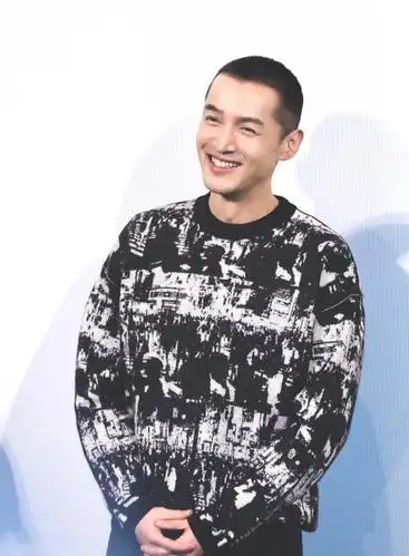 胡歌是真男神没错了,轻松驾驭寸头造型,奶酷奶酷的样子相当吸睛