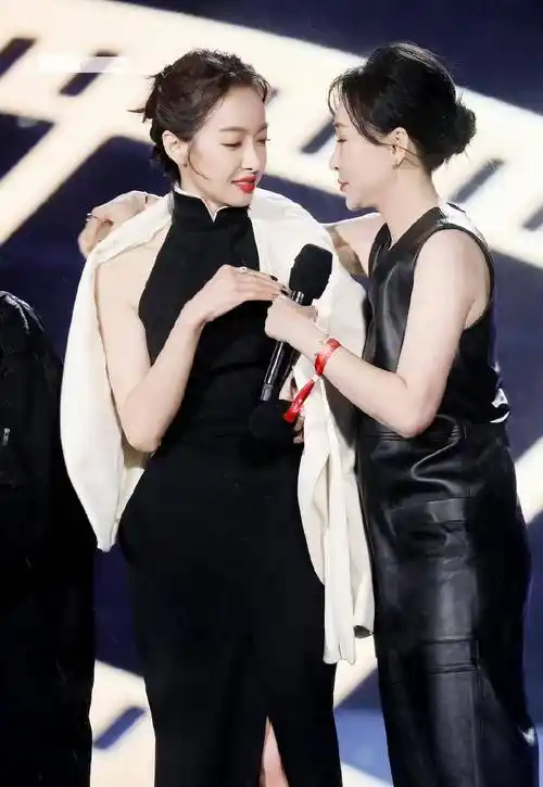 冬日里的裙装盛会,宋茜和倪虹洁同台比美,陈都灵穿婚纱更惊艳_裙子