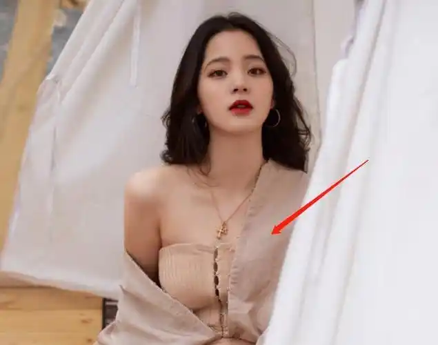 20岁欧阳娜娜发育过猛紧身上衣撑到开口秋裤故意露出一截