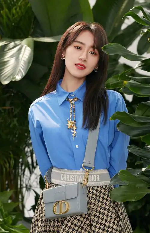 简介:袁冰妍时尚活力写真图片,分享一组袁冰妍图片给大家,图中的明星