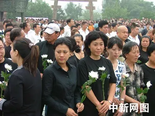 闫学晶主持高秀敏的墓雕揭幕仪式.