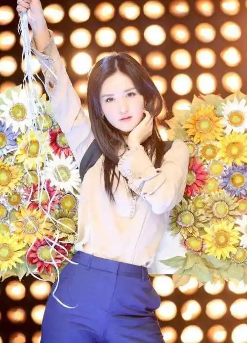 没有穿西装的谢娜宛如女神儿这一套上西装瞬间变身女汉子