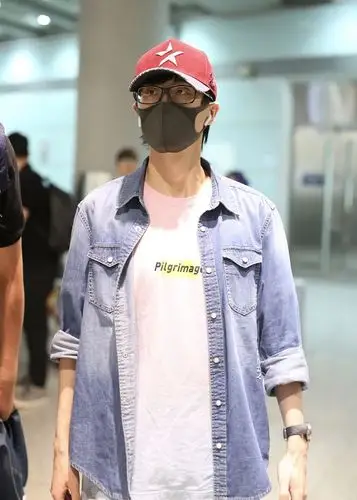 许嵩街拍:牛仔衬衫 牛仔裤 lv老花球鞋帅气丹宁风