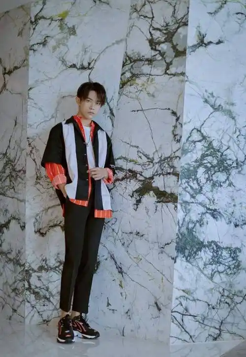 来看看易烊千玺穿搭,教你最日常的搭配_时尚_束于_牛仔裤