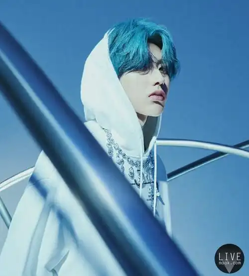 蔡徐坤挑战蓝酷发型化身飒气撕漫男