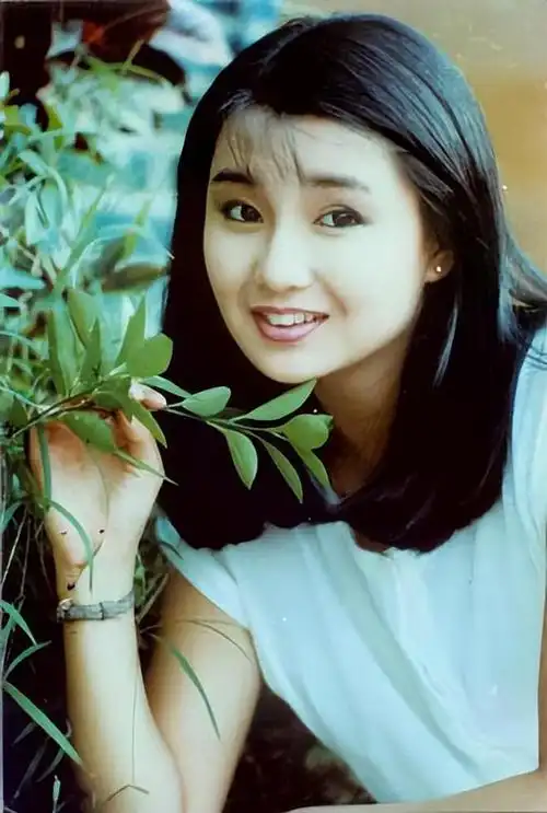 回头翻翻那些当年青涩的旧照片,我们仿佛看到了张曼玉年轻时的风采.