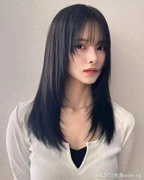 米色针织小衫配上精致的披肩发型清新甜美气质绝佳