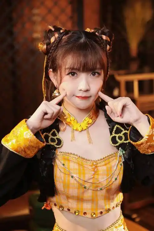 赖美云黑色皮短裙美腿性感写真_身材_网友_超越